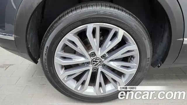 Volkswagen T-Roc 2021 — Photo 28/32