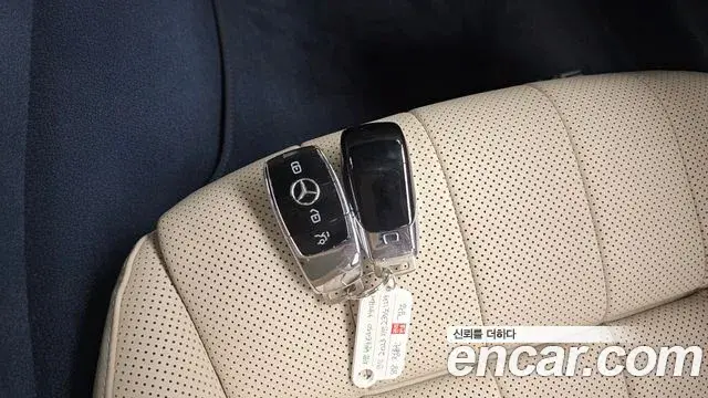 Mercedes-Benz E-Class 2023 — ფოტო 8/32