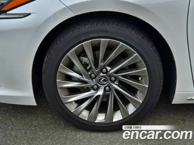 Lexus ES300h 2025 — Photo 4/20