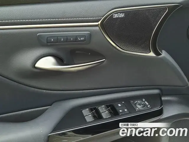Lexus ES300h 2025 — Photo 11/20