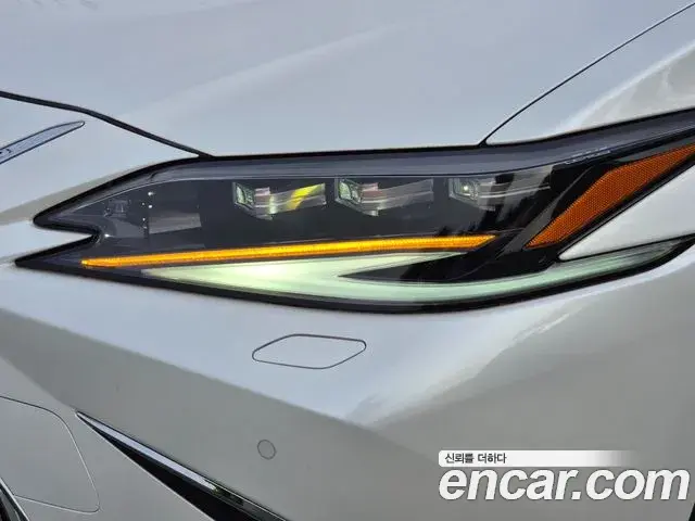 Lexus ES300h 2025 — Photo 19/20