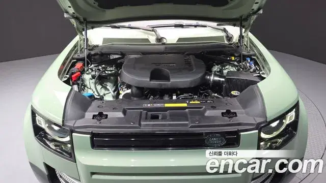 Land Rover Defender 2023 — Photo 6/20