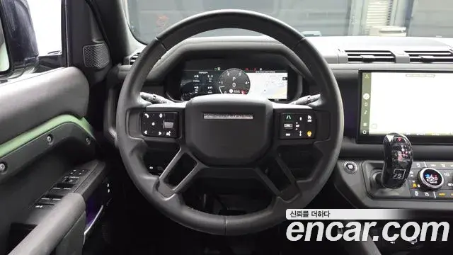 Land Rover Defender 2023 — Photo 13/20