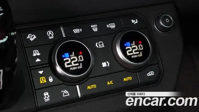 Land Rover Defender 2023 — Photo 18/20