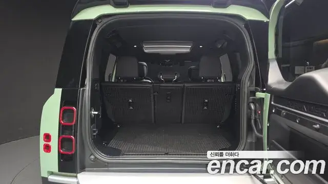 Land Rover Defender 2023 — Photo 19/20