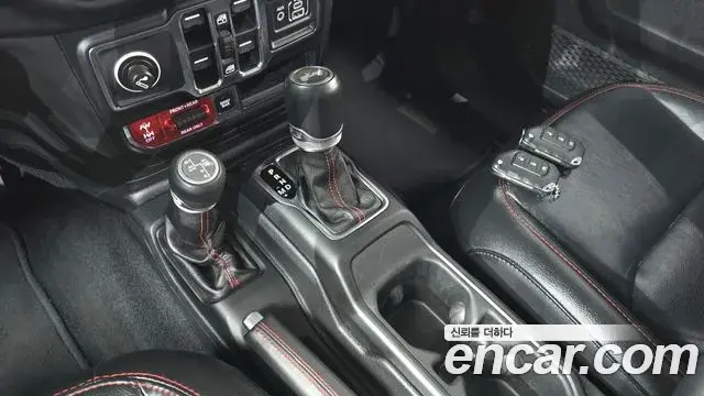 Jeep Wrangler 2020 — ფოტო 9/20