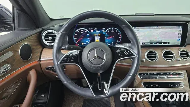 Mercedes-Benz E-Class 2022 — ფოტო 19/20