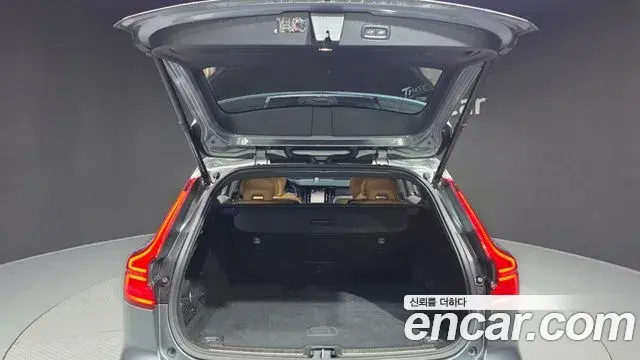 Volvo V60 Cross Country 2019 — Photo 12/20