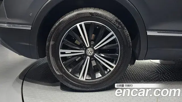 Volkswagen Tiguan 2020 — Şəkil 28/32