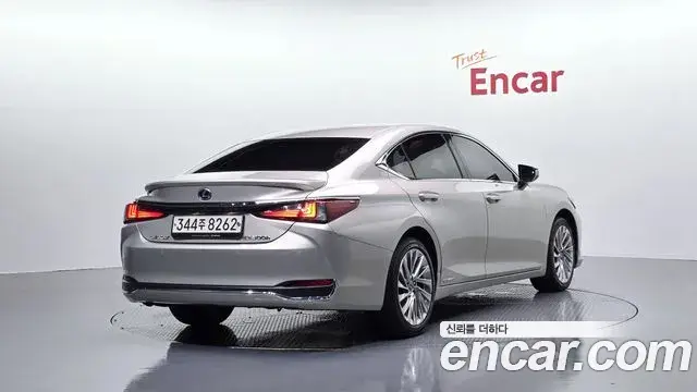 Lexus ES300h 2019 — Photo 2/20