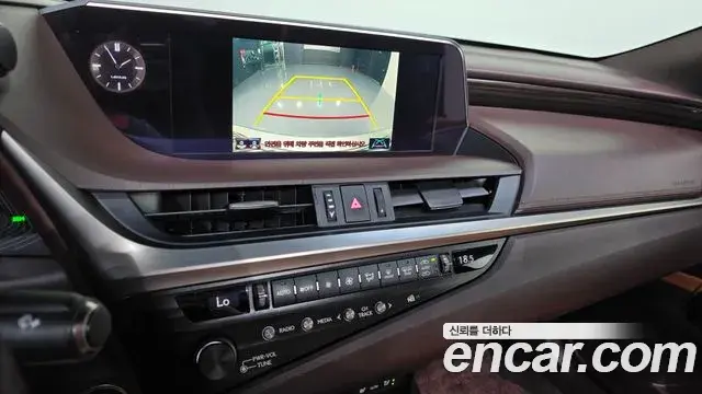 Lexus ES300h 2019 — Photo 17/20