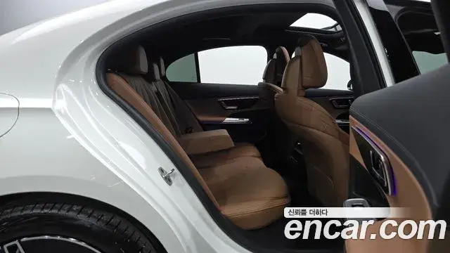 Mercedes-Benz E-Class 2025 — Фото 12/20