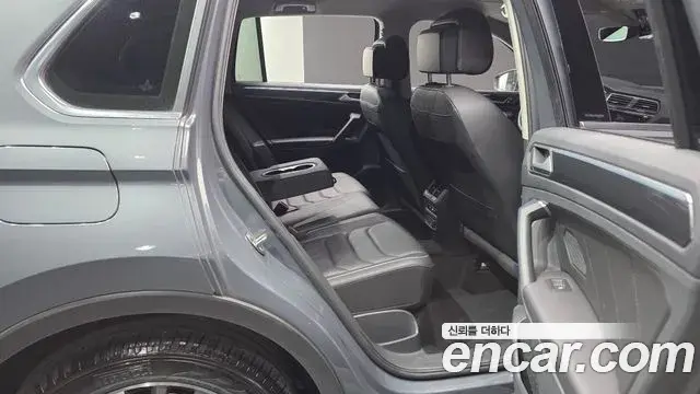 Volkswagen Tiguan 2023 — ფოტო 11/20