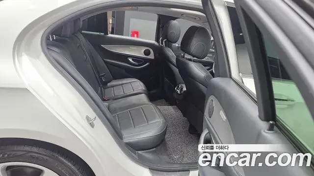 Mercedes-Benz E-Class 2018 — Фото 12/20