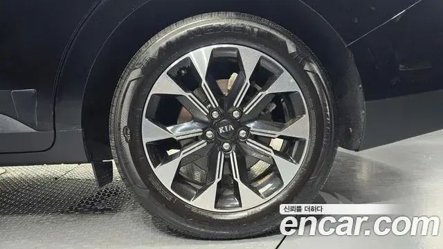 Kia Carnival 2021 — ფოტო 1/31