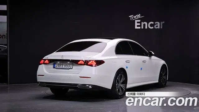 Mercedes-Benz E-Class 2025 — Photo 2/20