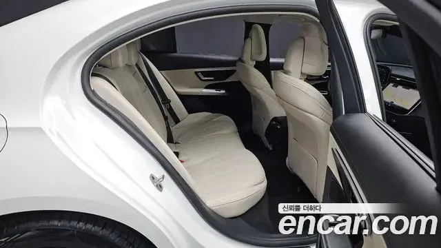 Mercedes-Benz E-Class 2025 — Photo 11/20