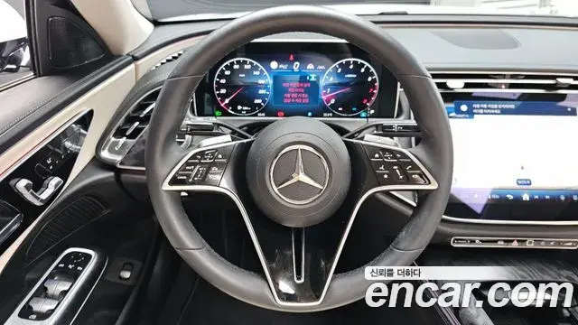 Mercedes-Benz E-Class 2025 — Photo 12/20