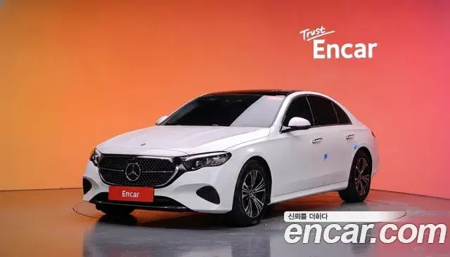 Mercedes-Benz E-Class 2025 — Photo 1/20