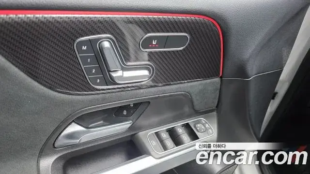 Mercedes-Benz GLB-Class 2021 — Photo 18/20