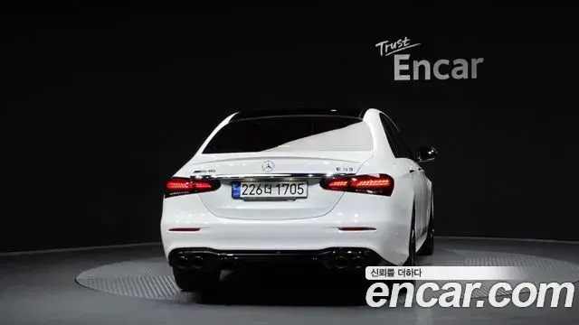 Mercedes-Benz E-Class 2023 — Photo 4/20