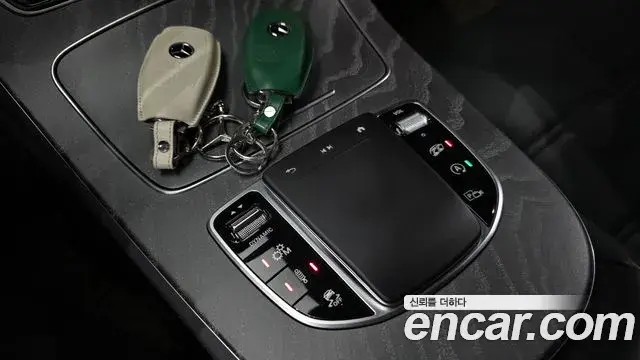 Mercedes-Benz E-Class 2023 — Photo 18/20