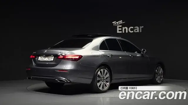 Mercedes-Benz E-Class 2022 — Photo 2/20