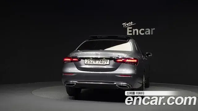 Mercedes-Benz E-Class 2022 — Photo 4/20