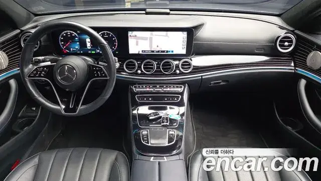 Mercedes-Benz E-Class 2022 — Photo 7/20