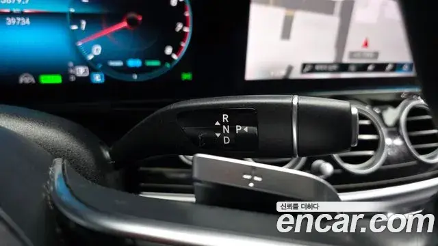 Mercedes-Benz E-Class 2022 — Photo 9/20