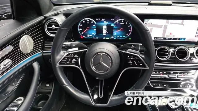 Mercedes-Benz E-Class 2022 — Photo 13/20
