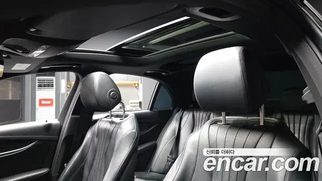 Mercedes-Benz E-Class 2022 — Photo 17/20