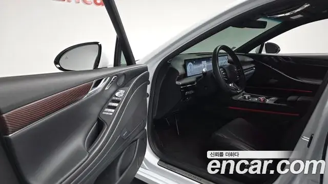 Genesis Electrified G80 2024 — Photo 10/20