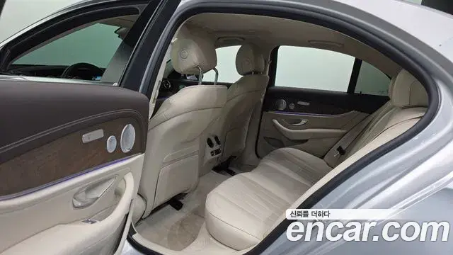 Mercedes-Benz E-Class 2020 — Photo 15/20