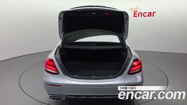 Mercedes-Benz E-Class 2020 — Photo 18/20