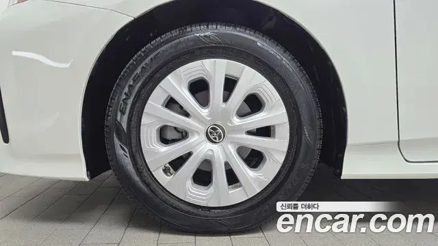 Toyota Prius 2020 — Фото 4/20