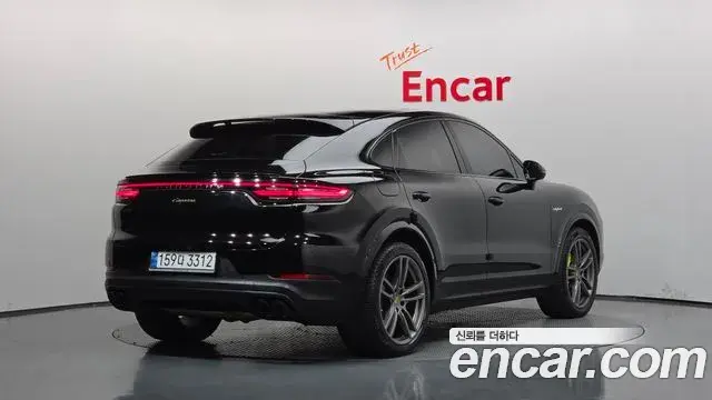 Porsche Cayenne 2023 — Photo 2/20