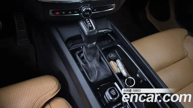 Volvo XC60 2019 — ფოტო 12/20