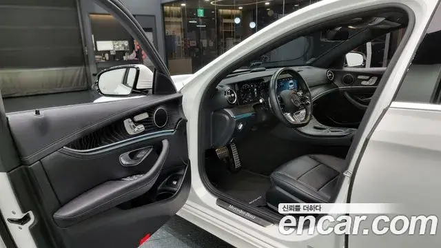 Mercedes-Benz E-Class 2021 — Photo 9/20