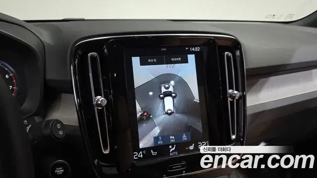 Volvo XC40 2020 — ფოტო 17/20