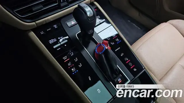 Porsche Macan 2022 — Photo 9/20