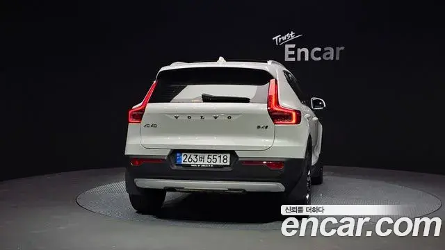 Volvo XC40 2021 — Photo 21/33