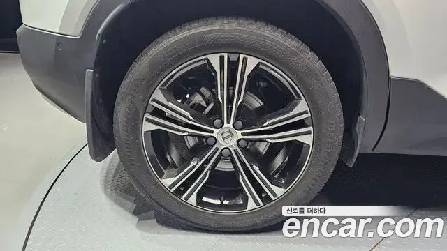 Volvo XC40 2021 — Photo 18/33