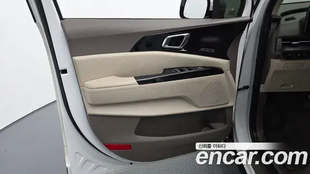Kia Carnival 2021 — ფოტო 29/32