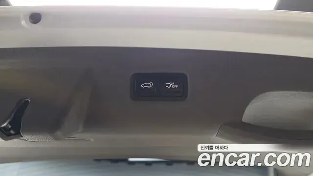 Kia Carnival 2021 — ფოტო 18/32