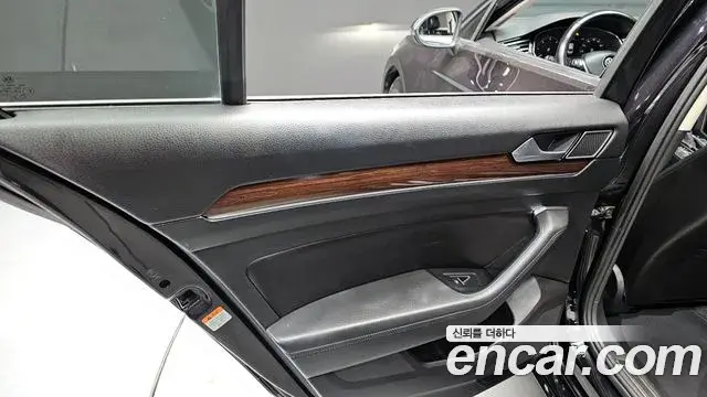 Volkswagen Passat GT 2018 — Şəkil 17/30