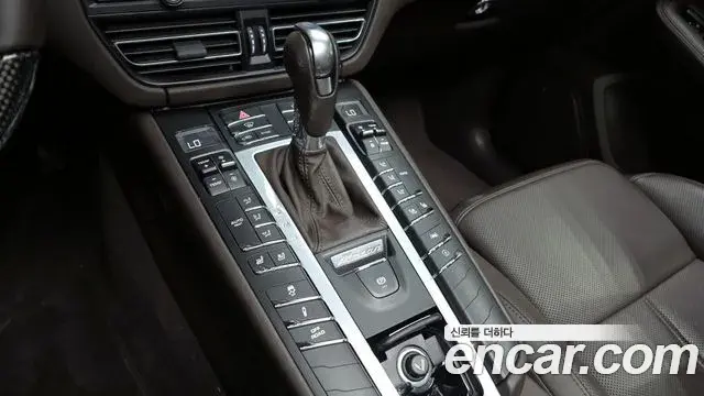 Porsche Macan 2021 — Photo 9/20