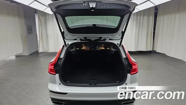 Volvo V60 Cross Country 2021 — ფოტო 13/20