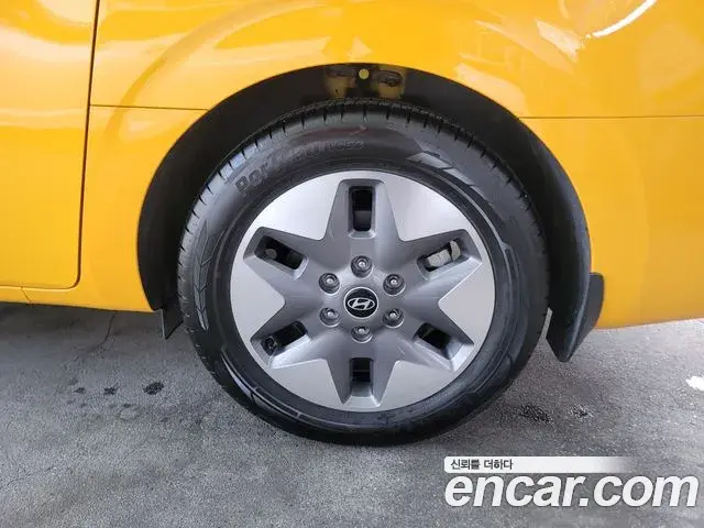 Hyundai Staria 2025 — Photo 15/19