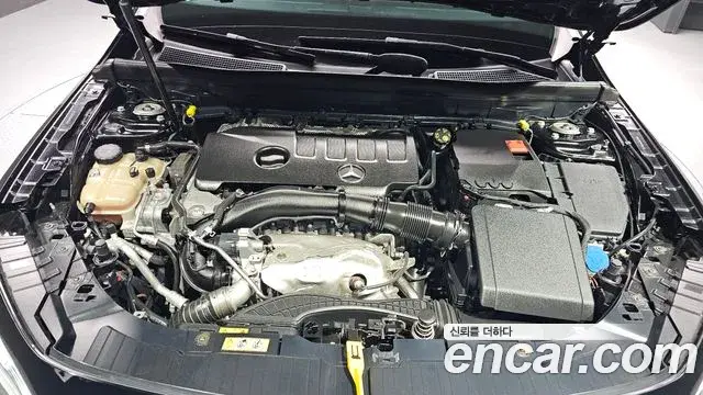 Mercedes-Benz GLB-Class 2021 — Photo 15/36